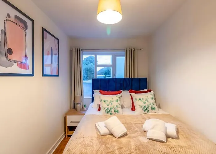 Beautiful Sea View 2 Bedroom Sleeps 6-Free Parking