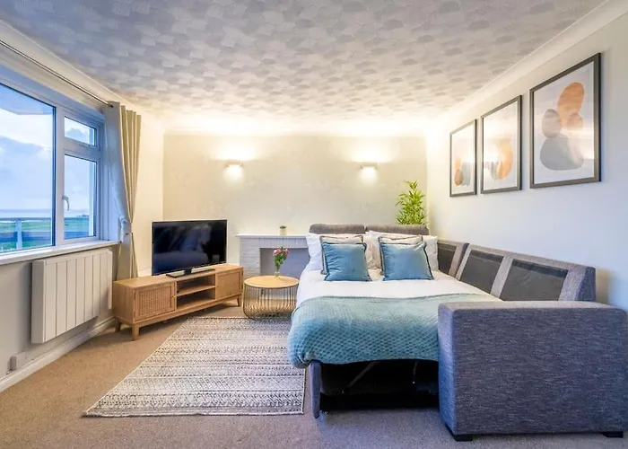 Beautiful Sea View 2 Bedroom Sleeps 6-Free Parking