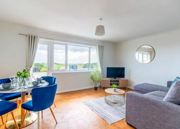 Beautiful Sea View 2 Bedroom Sleeps 6-Free Parking