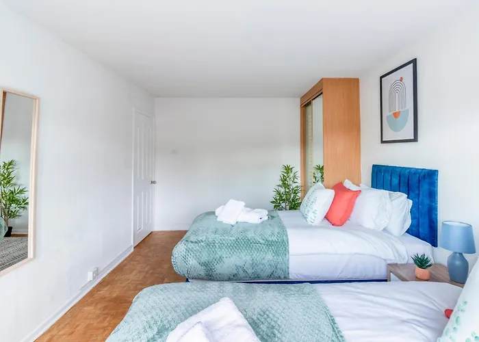 Beautiful Sea View 2 Bedroom Sleeps 6-Free Parking