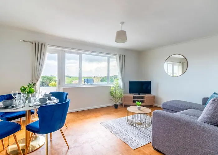 Beautiful Sea View 2 Bedroom Sleeps 6-Free Parking