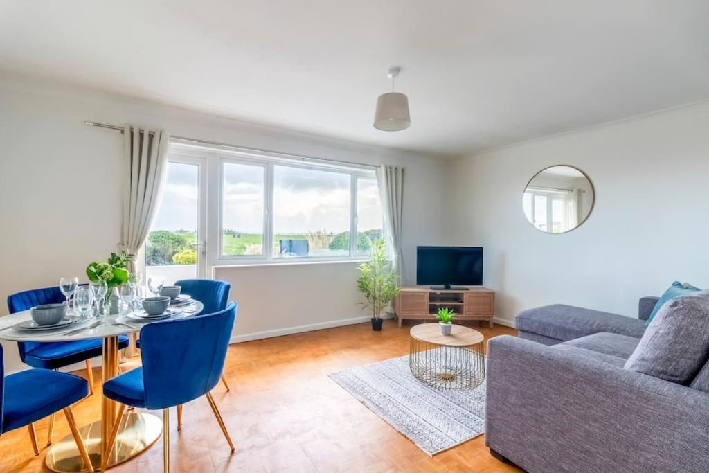 Beautiful Sea View 2 Bedroom Sleeps 6-free Parking *