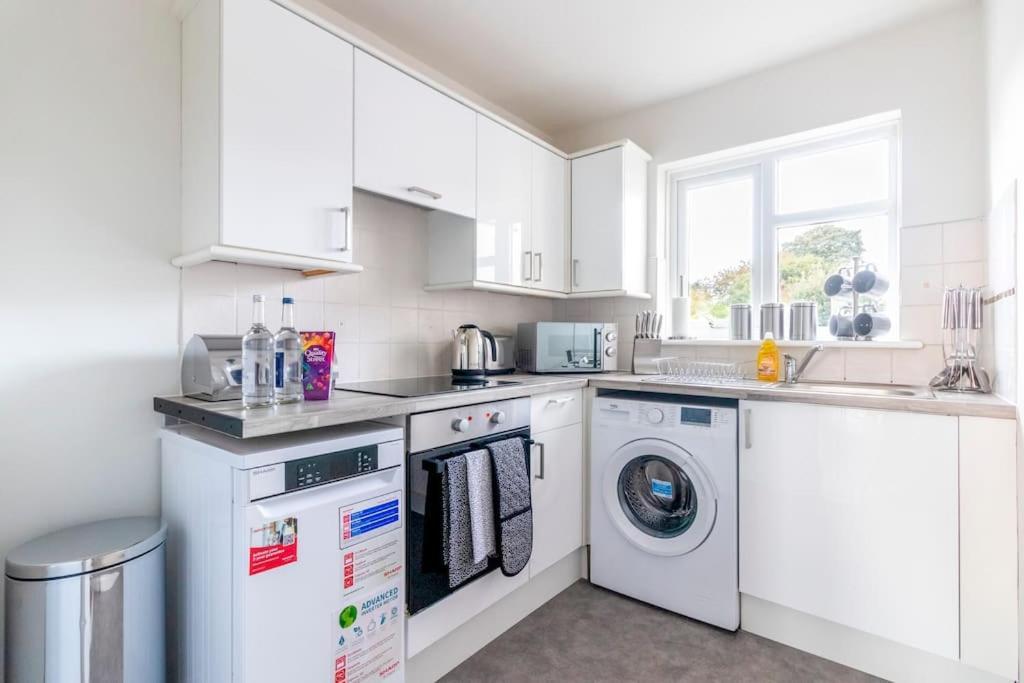 Apartment Beautiful Sea View 2 Bedroom Sleeps 6-free Parking *