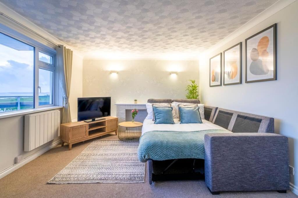Apartment Beautiful Sea View 2 Bedroom Sleeps 6-free Parking Bournemouth