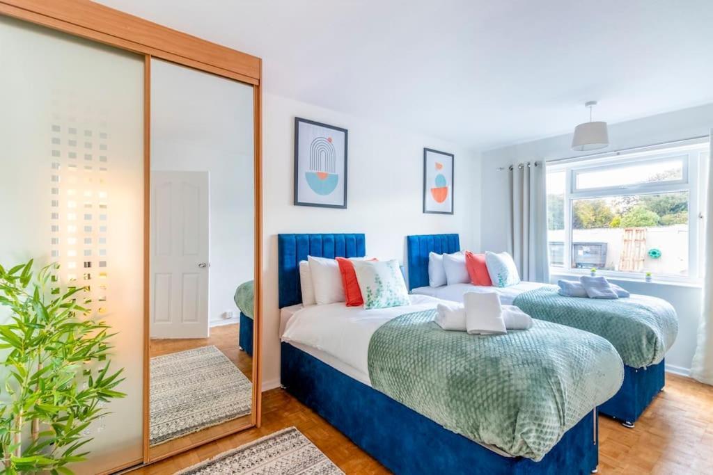 Beautiful Sea View 2 Bedroom Sleeps 6-free Parking Apartment Bournemouth