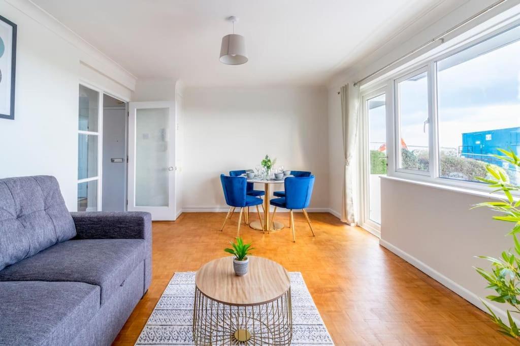 Beautiful Sea View 2 Bedroom Sleeps 6-free Parking Apartment