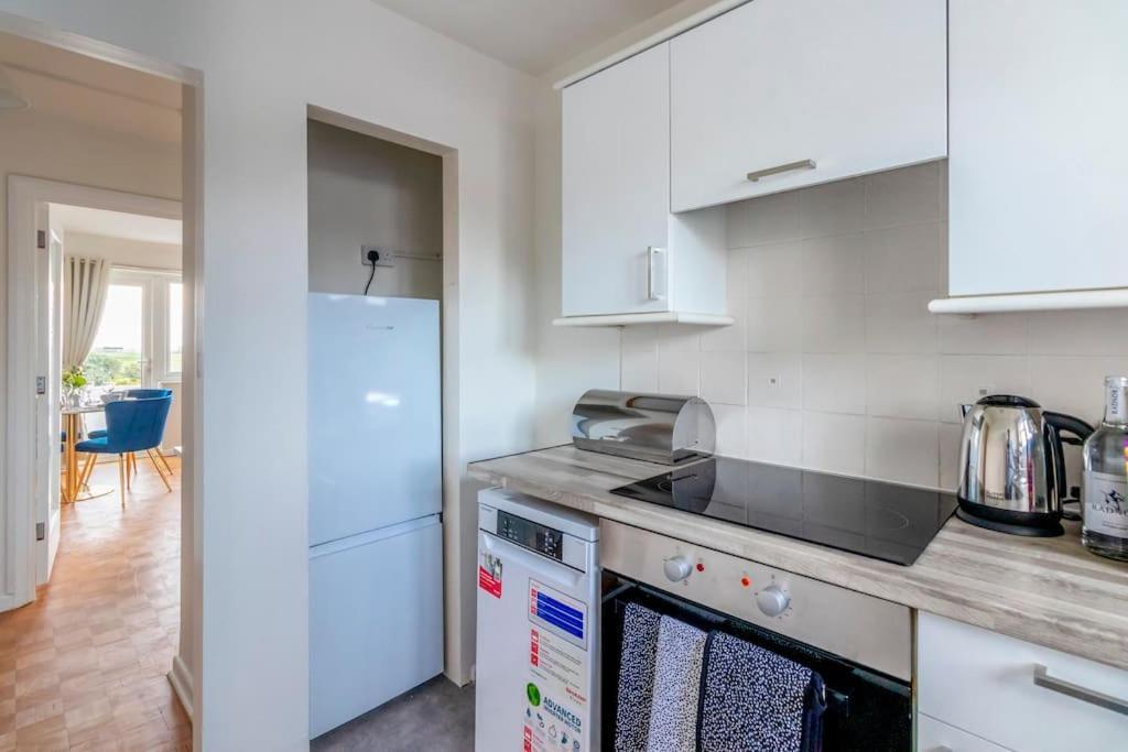 Beautiful Sea View 2 Bedroom Sleeps 6-free Parking *